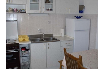 Kroatija Privát Sućuraj, Eksterjeras